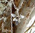 Halsband med silverblomma